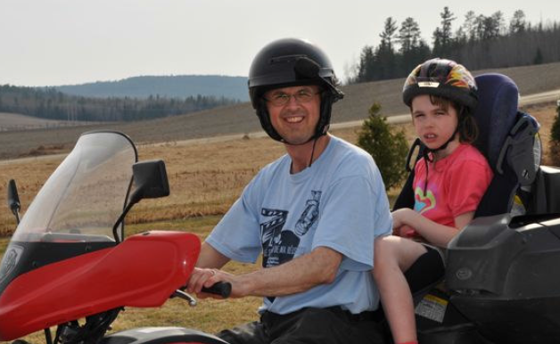 Photo de Fannie en motocyclette avec son papa